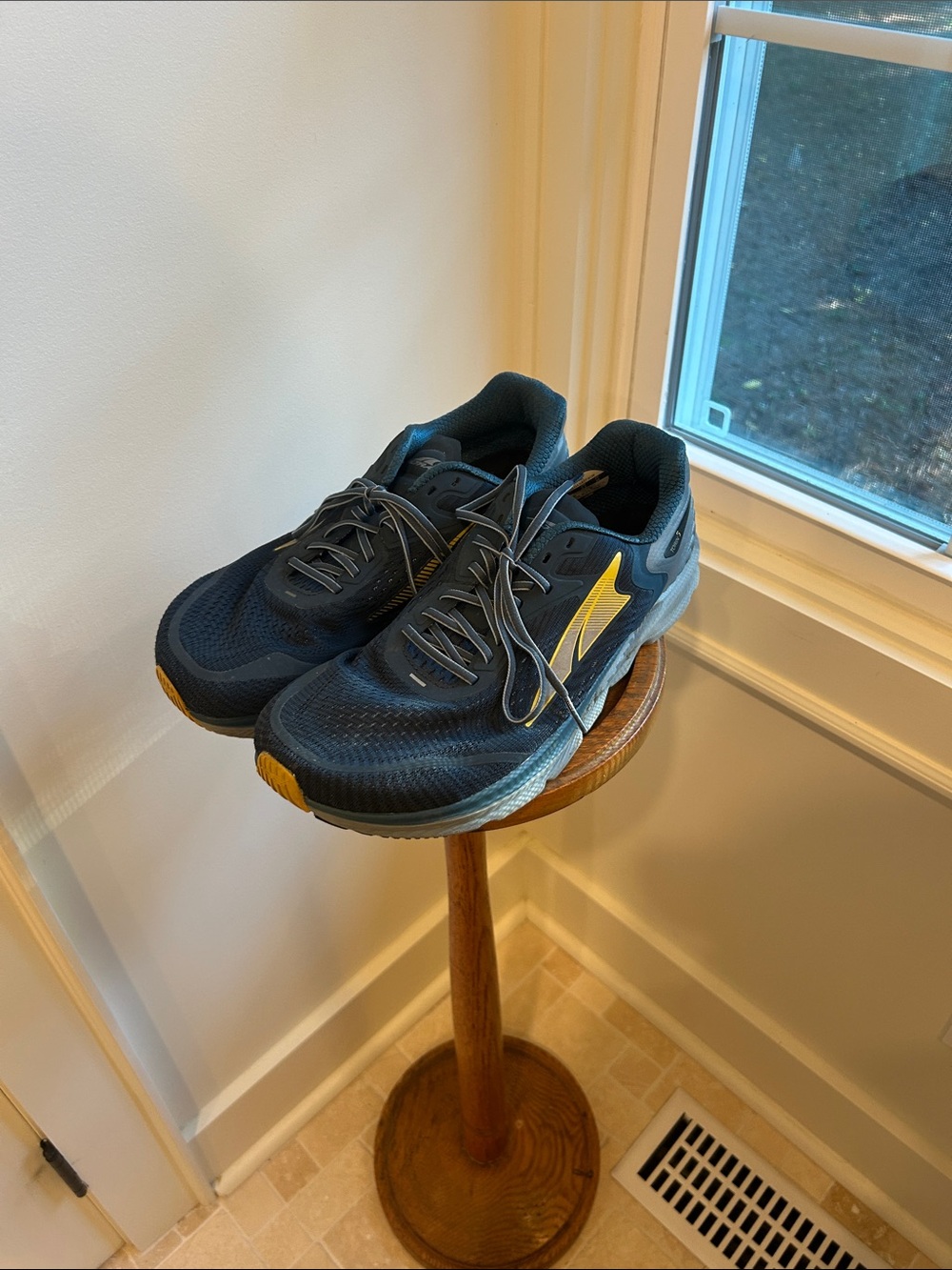 Men's Navy Running Shoes with Yellow Accent
